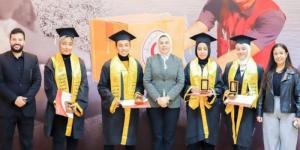 تقديرًا
لجهودهم..
الهلال
الأحمر
المصري
يكرم
متطوعيه
من
طلاب
الثانوية
العامة
المتفوقين - إيجي 24 نيوز