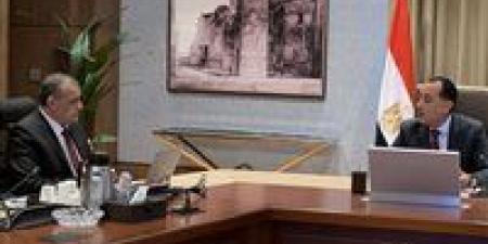 رئيس
الوزراء
يتابع
مع
وزير
الإنتاج
الحربي
ملفات
عمل
الوزارة - إيجي 24 نيوز