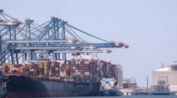 تأثير الحرب على التأمين البحري: إلغاء وثائق وقفزات بالأقساط تصل لـ 50%